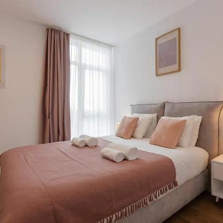 Modern With Balcony, Private Parking And Fast Wi-fi, Center Apartment