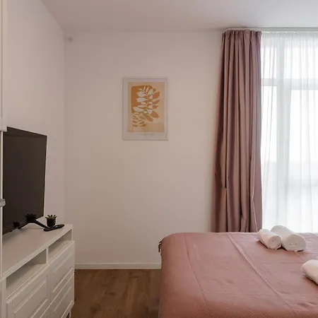 Modern With Balcony, Private Parking And Fast Wi-fi, Center