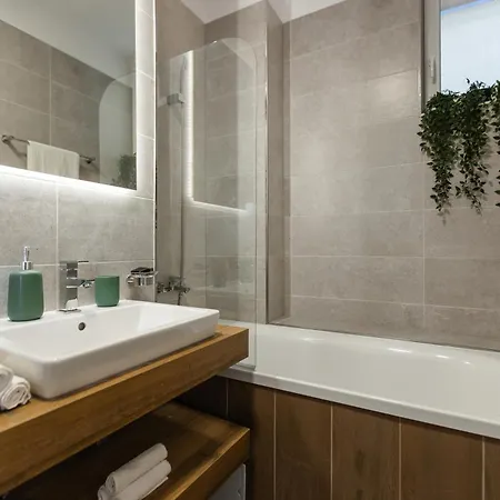 아파트 Modern With Balcony, Private Parking And Fast Wi-fi, Center *