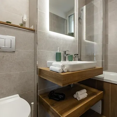 아파트 Modern With Balcony, Private Parking And Fast Wi-fi, Center