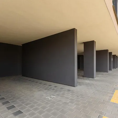 Apartment Modern With Balcony, Private Parking And Fast Wi-fi, Center