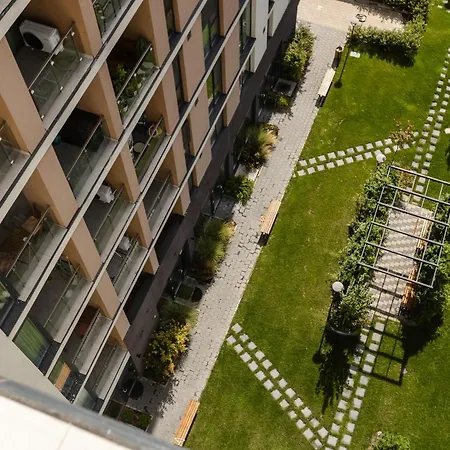 Modern With Balcony, Private Parking And Fast Wi-fi, Center 아파트 *