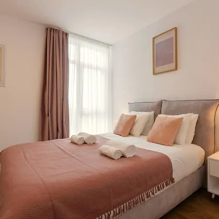 Apartament Modern With Balcony, Private Parking And Fast Wi-fi, Center *