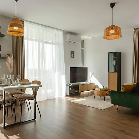 Modern With Balcony, Private Parking And Fast Wi-fi, Center Apartament