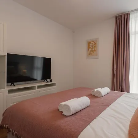 Modern With Balcony, Private Parking And Fast Wi-fi, Center Apartament