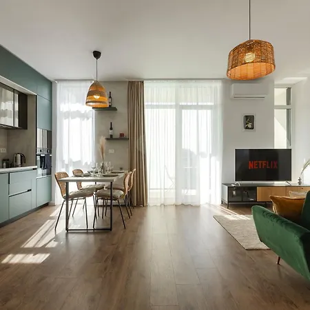 Modern With Balcony, Private Parking And Fast Wi-fi, Center