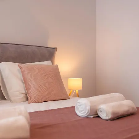Apartament Modern With Balcony, Private Parking And Fast Wi-fi, Center *