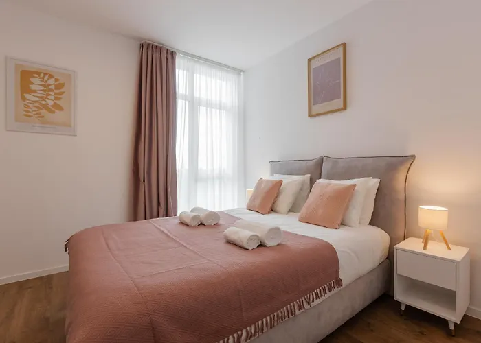 Modern With Balcony, Private Parking And Fast Wi-fi, Center Apartment