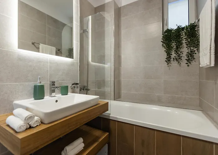 Apartment Modern With Balcony, Private Parking And Fast Wi-fi, Center *