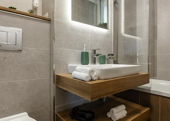 Apartment Modern With Balcony, Private Parking And Fast Wi-fi, Center