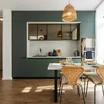 Modern With Balcony, Private Parking And Fast Wi-fi, Center Apartment