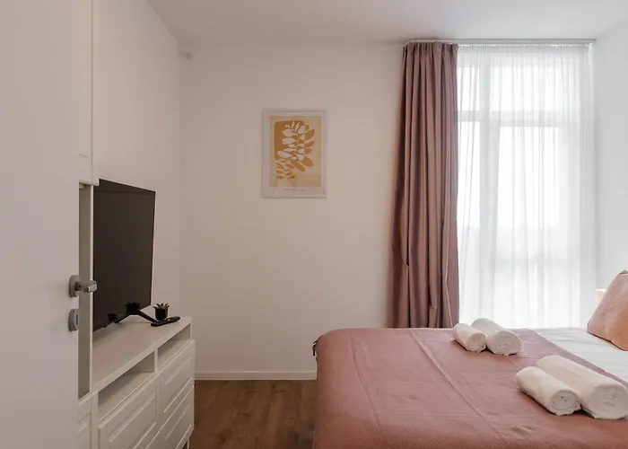 Modern With Balcony, Private Parking And Fast Wi-fi, Center