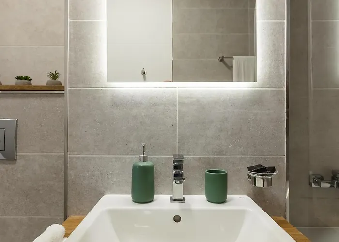 Appartement Modern With Balcony, Private Parking And Fast Wi-fi, Center *